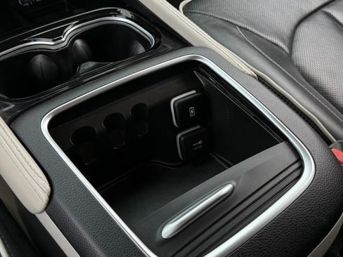 Used 2023 Chrysler Pacifica Limited FWD image 33