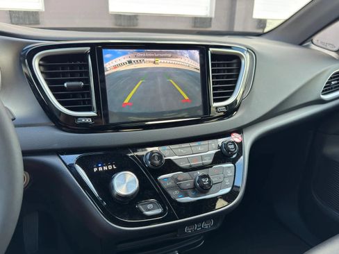 Used 2025 Chrysler Pacifica Select FWD image 17