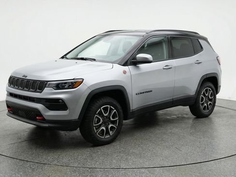 Used 2025 Jeep Compass Trailhawk AWD/4WD image 3