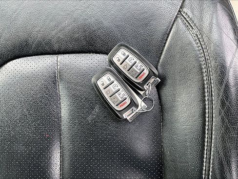 Used 2022 Chrysler Pacifica Touring-L w/ Uconnect Theater Family Group FWD image 13