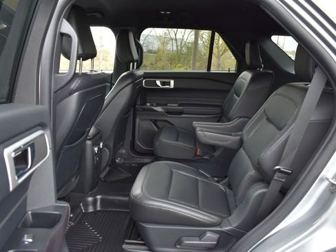 Used 2020 Ford Explorer XLT w/ Equipment Group 202A AWD/4WD image 32
