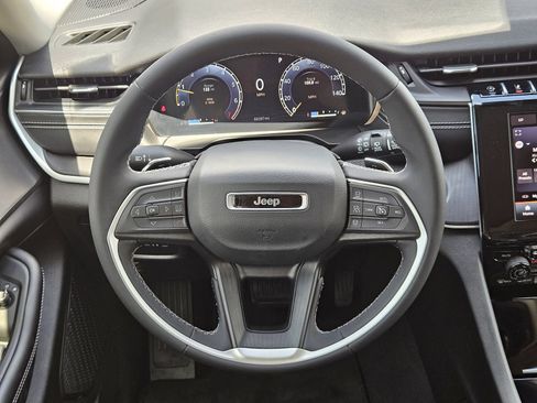 Used 2023 Jeep Grand Cherokee Laredo X AWD/4WD image 25