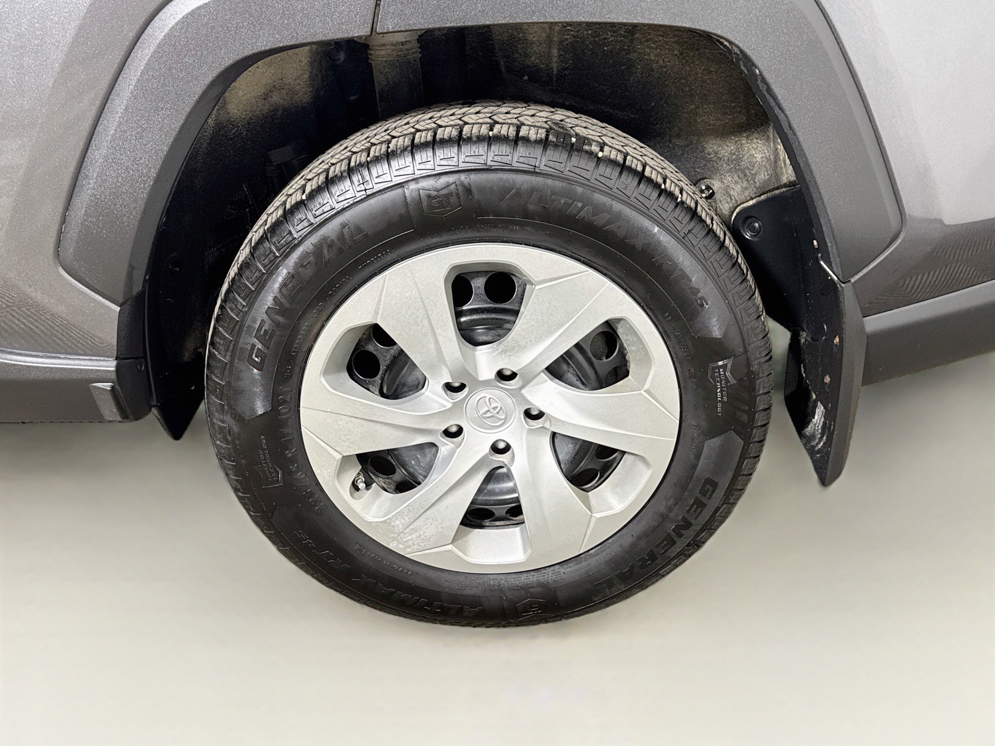 Used 2021 Toyota RAV4 LE AWD/4WD image 26