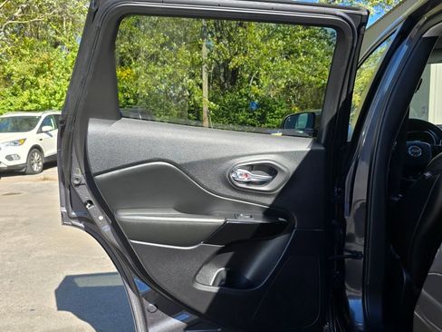 Used 2019 Jeep Cherokee Latitude Plus image 21