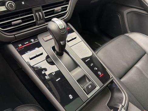 Certified 2024 Porsche Macan AWD/4WD image 26
