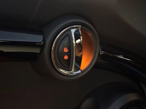 Used 2021 MINI Cooper 2-Door Hardtop w/ Signature Upholstery Package image 25