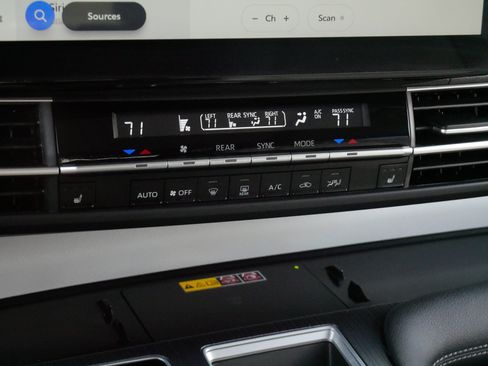 Certified 2025 Toyota Sienna XLE w/ XLE Plus Package AWD/4WD image 23