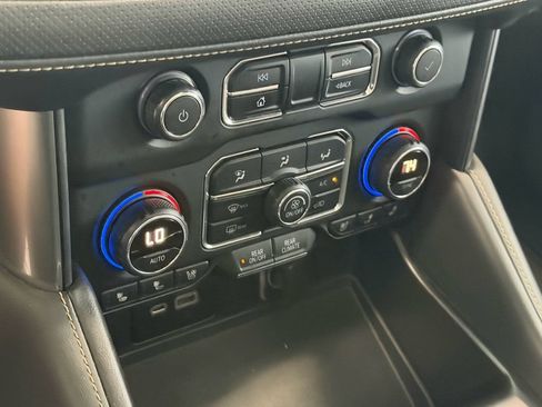 Used 2021 Chevrolet Tahoe Premier w/ Premium Package RWD image 26