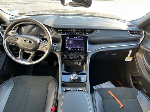 New 2025 Jeep Grand Cherokee L Altitude image 15