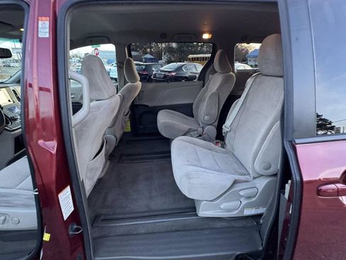 Used 2015 Toyota Sienna LE image 9