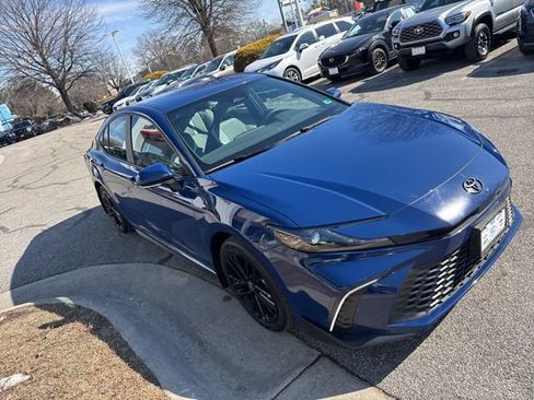 Used 2025 Toyota Camry SE w/ Convenience Package image 5