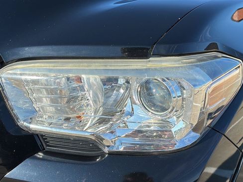 Used 2019 Toyota Tacoma SR5 AWD/4WD image 9