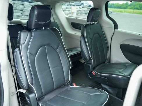 Used 2023 Chrysler Pacifica Limited AWD/4WD image 20