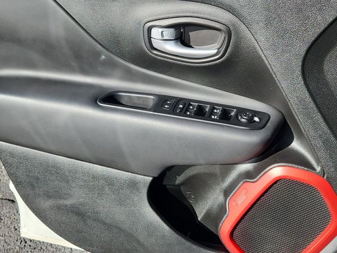 Used 2023 Jeep Renegade Trailhawk image 8