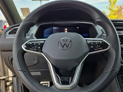Used 2022 Volkswagen Tiguan SE R-Line image 19