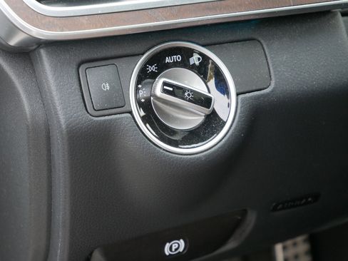 Used 2015 Mercedes-Benz E 400 4MATIC Sedan image 24