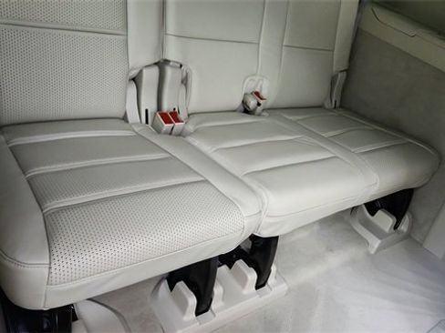 Used 2025 Cadillac Escalade ESV Premium Luxury Platinum image 29