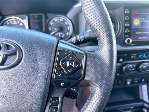 Used 2020 Toyota Tacoma TRD Off-Road w/ TRD Premium Off Road Package AWD/4WD image 15