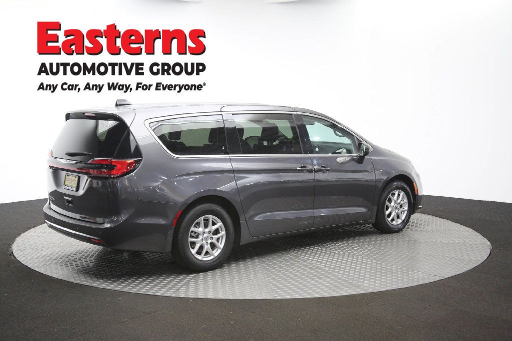 Used 2023 Chrysler Pacifica Touring-L FWD image 45