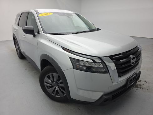 Used 2024 Nissan Pathfinder S AWD/4WD image 2