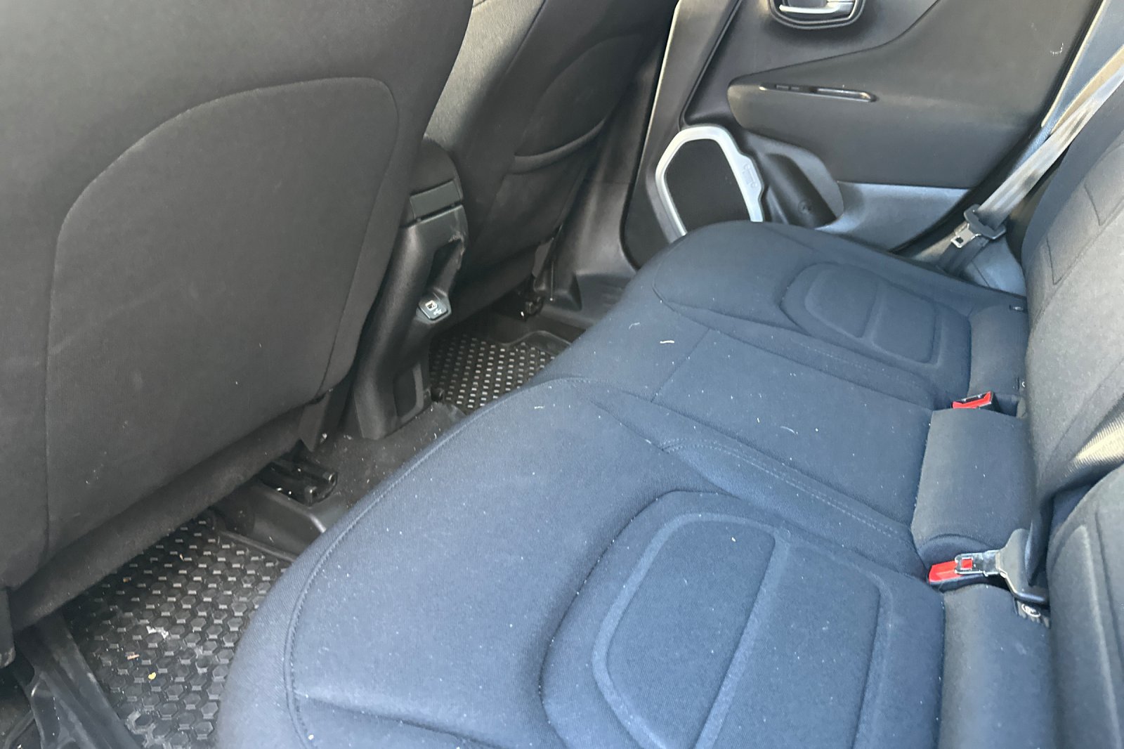 Used 2018 Jeep Renegade Latitude FWD image 14