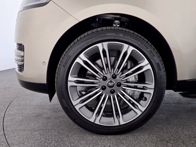 Certified 2025 Land Rover Range Rover Long Wheelbase SE AWD/4WD image 9