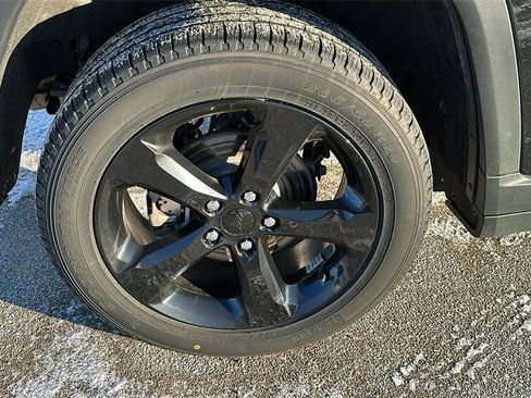 Used 2023 Jeep Grand Cherokee Limited w/ Black Appearance Package image 9