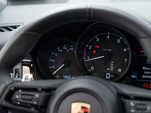 Certified 2025 Porsche Macan AWD/4WD image 19