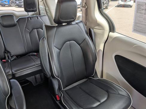 Used 2023 Chrysler Pacifica Limited FWD image 14