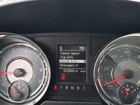 Used 2015 Chrysler Town & Country Touring FWD image 10