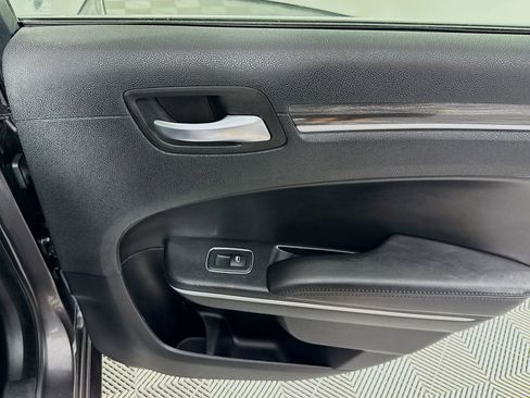 Used 2020 Chrysler 300 Touring RWD image 27