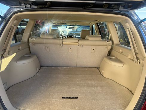 Used 2005 Toyota Highlander 4WD V6 w/ 3rd Row image 19