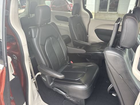 Used 2018 Chrysler Pacifica Touring-L Plus image 28