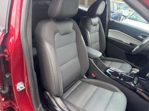 Used 2025 Chevrolet Trax LT FWD image 35