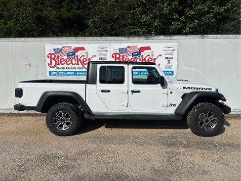 Used 2024 Jeep Gladiator Mojave w/ Technology Group AWD/4WD image 2