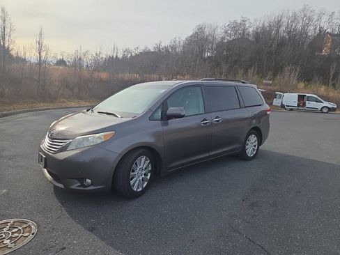 Used 2012 Toyota Sienna AWD image 2