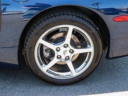 Used 2001 Chevrolet Corvette Convertible w/ Preferred Equipment Group2 RWD image 14