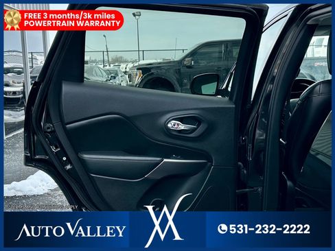 Used 2019 Jeep Cherokee Limited image 21