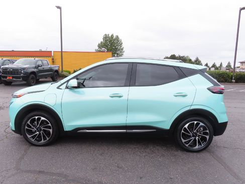 Used 2023 Chevrolet Bolt EUV Premier w/ Sun & Sound Package FWD image 4