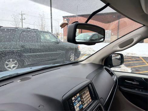 Used 2013 Chrysler Town & Country Touring image 18