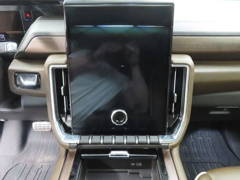 Used 2025 GMC Yukon XL Denali Ultimate AWD/4WD image 18