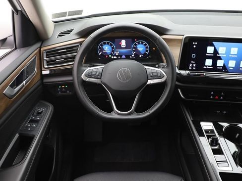 Used 2025 Volkswagen Atlas SE image 13