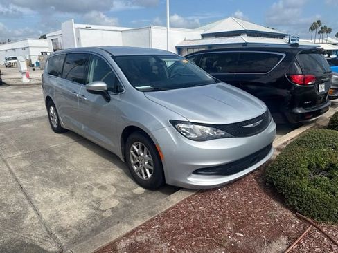 Used 2022 Chrysler Voyager LX FWD image 1