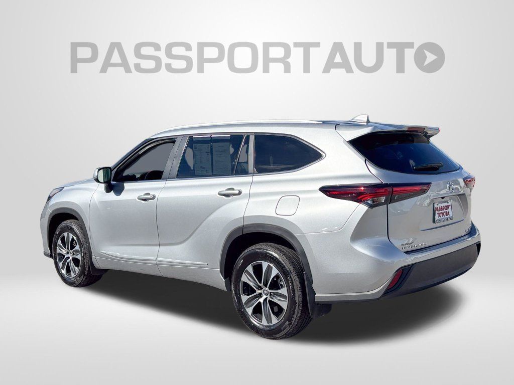 Used 2025 Toyota Highlander XLE AWD/4WD image 4