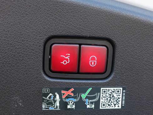 Used 2024 Mercedes-Benz CLE 300 4MATIC Coupe image 9