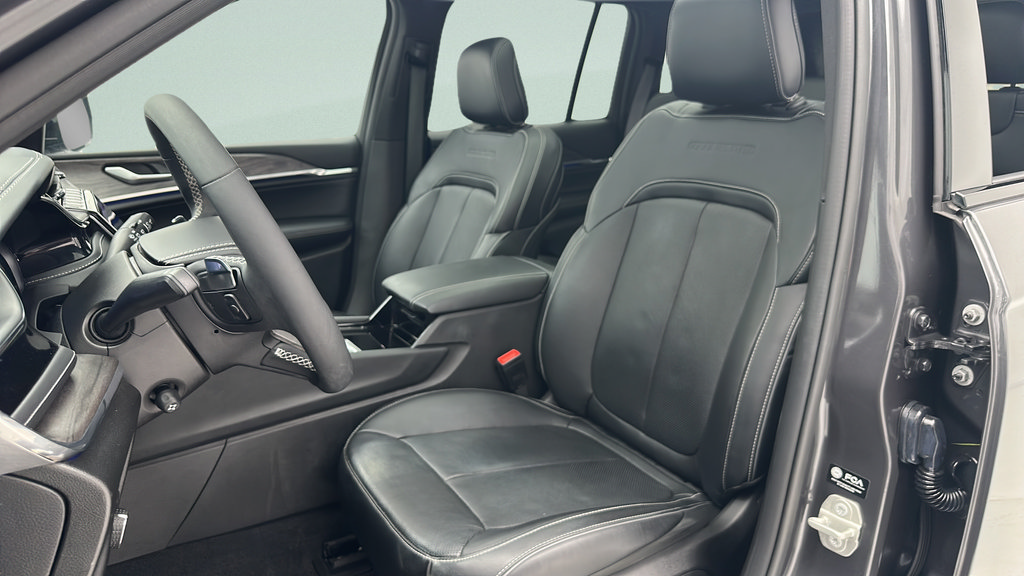 Used 2023 Jeep Grand Cherokee Overland AWD/4WD image 15