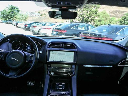 Used 2019 Jaguar F-PACE Premium image 13