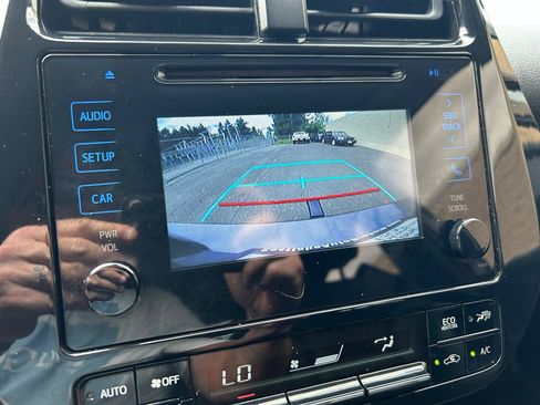Used 2019 Toyota Prius XLE AWD/4WD image 18