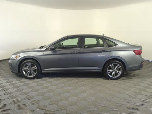 Used 2024 Volkswagen Jetta SE FWD image 3
