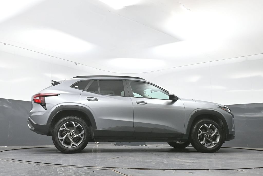 Used 2025 Chevrolet Trax LT FWD image 49